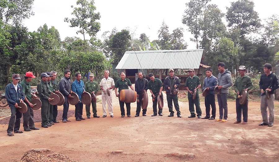  Đội cồng chiêng của Hội Cựu chiến binh xã ôn lại các bài chiêng cổ của dân tộc. Ảnh: H.T