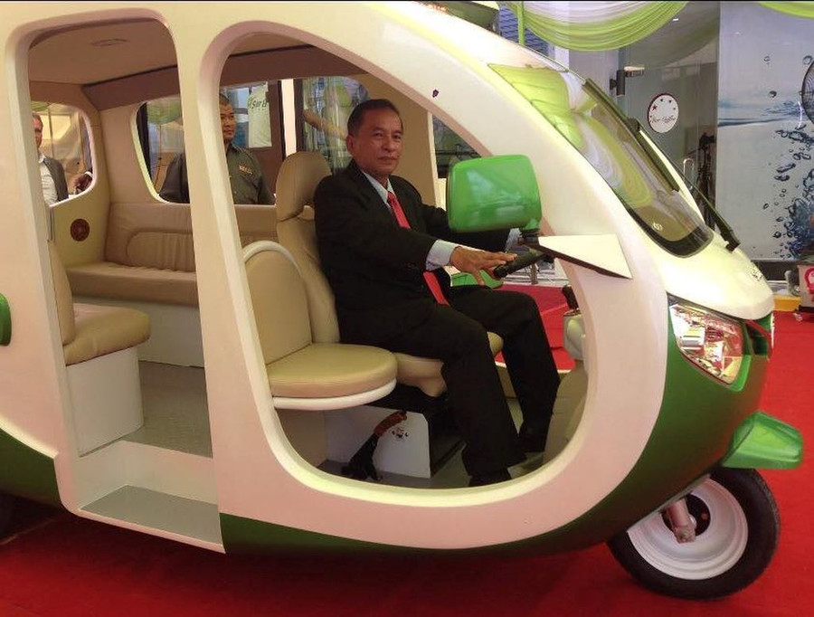 Nhean Phaloek bên một chiếc tuk tuk chạy điện. Ảnh nghenhinvietnam Nhean Phaloek bên một chiếc tuk tuk chạy điện. Ảnh nghenhinvietnam