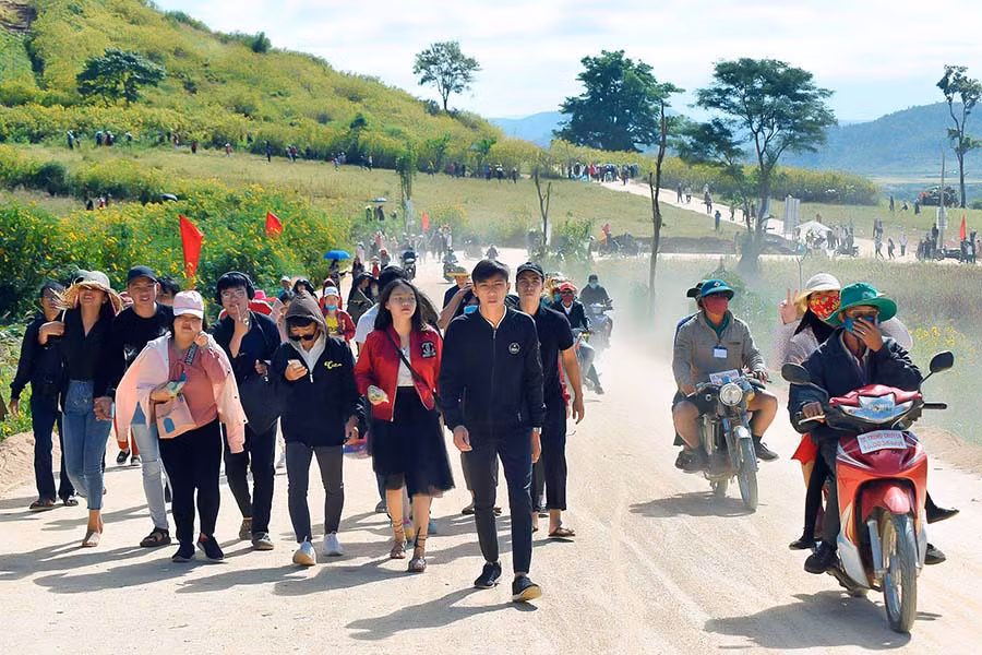  Từ sáng sớm, du khách từ khắp nơi đổ về dưới chân núi Chư Đăng Ya.