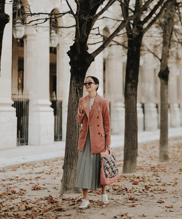 Chân váy xếp ly là món đồ 'cực hot' ở mùa thời trang 2016. Năm nay, trước sự lên ngôi của các mốt váy vạt xéo, váy xoắn eo, váy bất đối xứng, chân váy xòe vẫn giữ được vị trí riêng. Chân váy xếp ly là món đồ 'cực hot' ở mùa thời trang 2016. Năm nay, trước sự lên ngôi của các mốt váy vạt xéo, váy xoắn eo, váy bất đối xứng, chân váy xòe vẫn giữ được vị trí riêng.