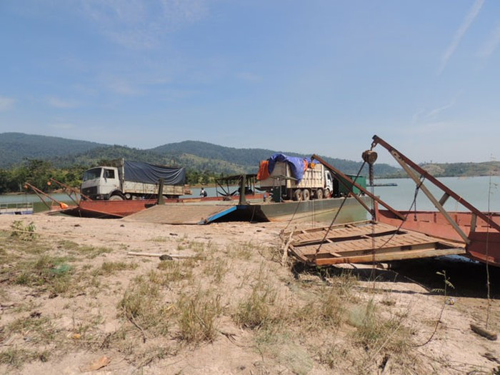  Lâm tặc sử dụng thuyền, phà cỡ lớn để chở ô-tô gỗ lậu.