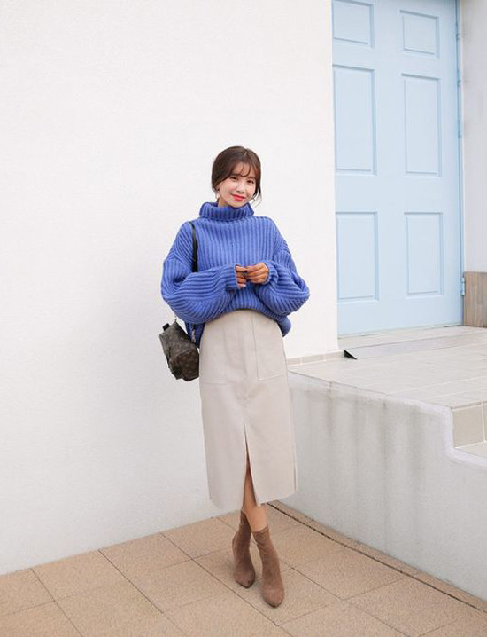 Những kiểu áo len nhiều sắc màu vừa có khả năng giữ ấm vừa tạo nên điểm nhấn bắt mắt cho các set đồ của chị em công sở.  Những kiểu áo len nhiều sắc màu vừa có khả năng giữ ấm vừa tạo nên điểm nhấn bắt mắt cho các set đồ của chị em công sở.