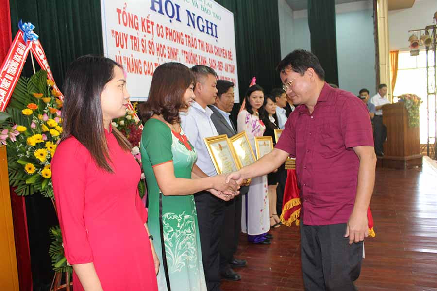 Đồng chí Tống Thới Mốc-Phó Trưởng ban Tuyên giáo Tỉnh ủy trao Bằng khen của Chủ tịch tỉnh cho các cá nhân và tập thể xuất sắc. Ảnh: Nguyễn Giang Đồng chí Tống Thới Mốc-Phó Trưởng ban Tuyên giáo Tỉnh ủy trao Bằng khen của Chủ tịch tỉnh cho các cá nhân và tập thể xuất sắc. Ảnh: Nguyễn Giang