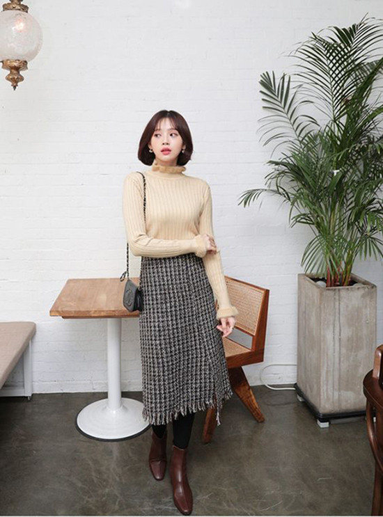  Đến văn phòng vào những ngày gió mùa về, chị em công sở sẽ trở nên ấm áp hơn khi phối áo len cổ lọ, chân váy vải tweed đi kèm bốt và tất chân.