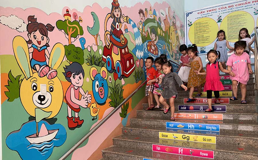  Tranh tường ở cầu thang giúp học sinh ý thức hơn về việc giữ gìn trường lớp sạch, đẹp. Ảnh: Minh Châu