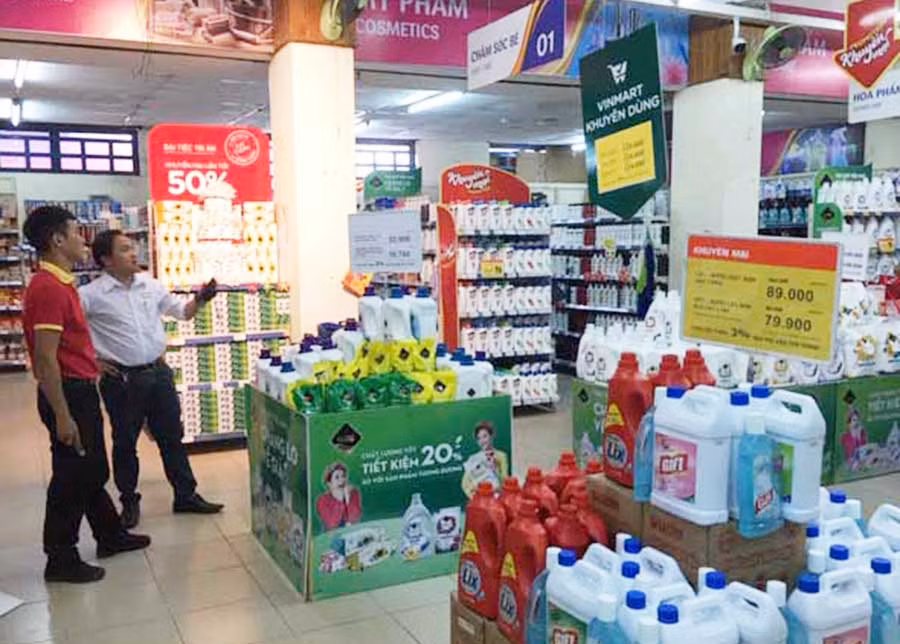  Siêu thị Vinmart Pleiku đang có nhiều chương trình giảm giá lên đến 50% giá trị sản phẩm. Ảnh: Vũ Thảo