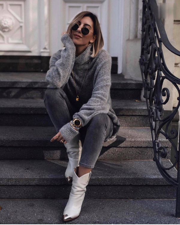 Một trong những trang phục phổ biến ở mùa lạnh là các kiểu áo len basic. Chúng vừa có khả năng giữ ấm vừa tiện lợi khi phối trang phục đi làm.