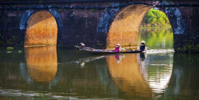 Người dân sông nước xứ Huế mưu sinh dưới những cây cầu đá cổ