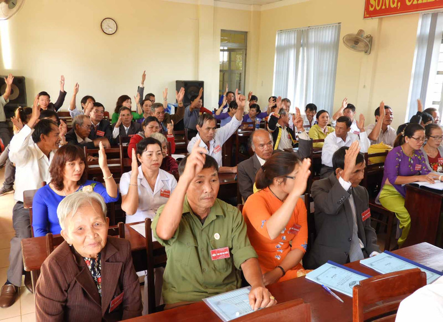 Biểu quyết thông qua Nghị quyết đại hội. Ảnh: Thanh Nhật