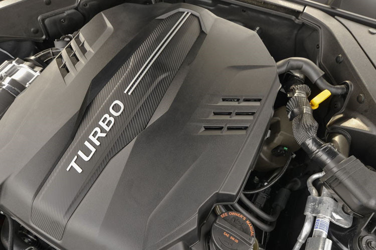 Mẫu xe sang của Kia này có đến 3 tùy chọn động cơ, K900 tại thị trường Bắc Mỹ chỉ có duy nhất động cơ tăng áp V6, dung tích 3,3L, sản sinh công suất 365 mã lực và mô-men xoắn 510 Nm, đi kèm với hộp số 8 cấp tương tự trên Stinger. 