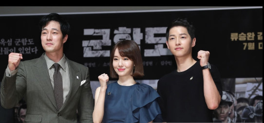 Lee Jung Hyun (giữa) trong buổi tuyên truyền phim Đảo địa ngục cùng So Ji Sub và Song Joong Ki Lee Jung Hyun (giữa) trong buổi tuyên truyền phim Đảo địa ngục cùng So Ji Sub và Song Joong Ki