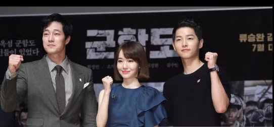 Lee Jung Hyun (giữa) trong buổi tuyên truyền phim Đảo địa ngục cùng So Ji Sub và Song Joong Ki