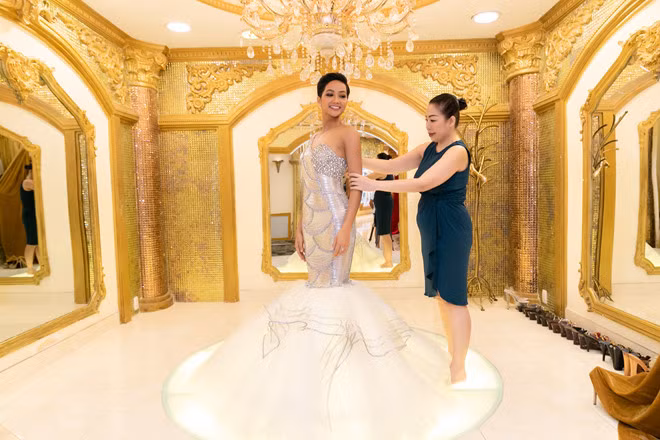 Nhà thiết kế Linh San cho biết bà đã thực hiện khoảng 13 bộ trang phục cho H'Hen Niê mặc trong quá trình dự thi, chưa kể đến trang phục cho 2 đêm thi quan trọng là Bán kết và Chung kết.