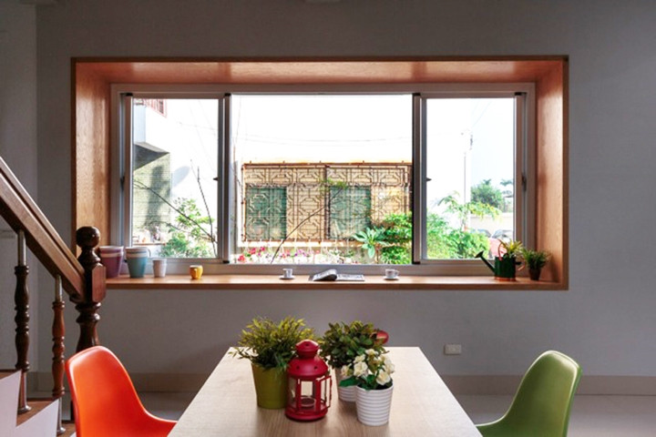 Khung cửa sổ bằng sắt cũ được thay thế bằng bậu cửa gỗ có thể làm bàn uống nước, đọc sách. 7 Từ phòng ăn các thành viên cũng có thể di chuyển ra vườn thông qua cửa kính ở cuối phòng. Khung cửa sổ bằng sắt cũ được thay thế bằng bậu cửa gỗ có thể làm bàn uống nước, đọc sách. 7 Từ phòng ăn các thành viên cũng có thể di chuyển ra vườn thông qua cửa kính ở cuối phòng.