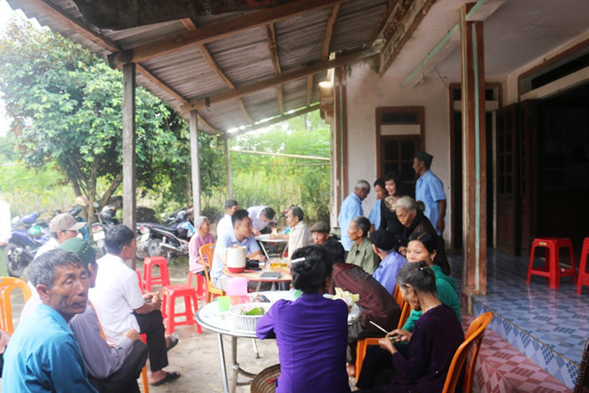 Biết ông Bình trở về, rất đông người dân địa phương đến hỏi han 