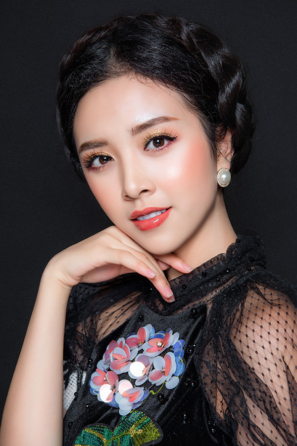 Nếu không thích sử dụng son lì, bạn có thể thoa thêm một chút son bóng lên trên để thay đổi phong cách.