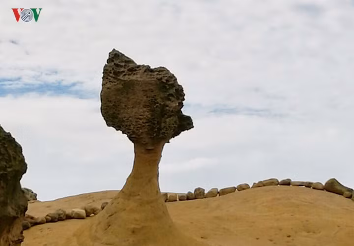 Ban đầu, đây là một phiến đá khổng lồ. Vào khoảng những năm 1960, một phần của đá rơi xuống và phần đá còn lại bắt đầu trông giống như gương mặt của nữ hoàng.