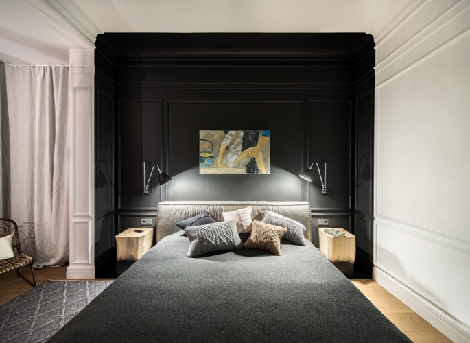 Bức tường đầu giường màu đen thực sự hấp dẫn, các loại đèn trang trí giúp căn phòng không bị tối. Bức tường đầu giường màu đen thực sự hấp dẫn, các loại đèn trang trí giúp căn phòng không bị tối.