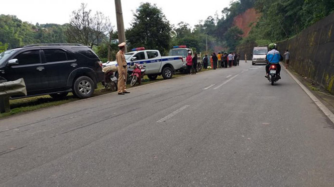 Lực lượng chức năng phong tỏa hiện trường, đưa xe gặp nạn từ vực sâu lên Lực lượng chức năng phong tỏa hiện trường, đưa xe gặp nạn từ vực sâu lên