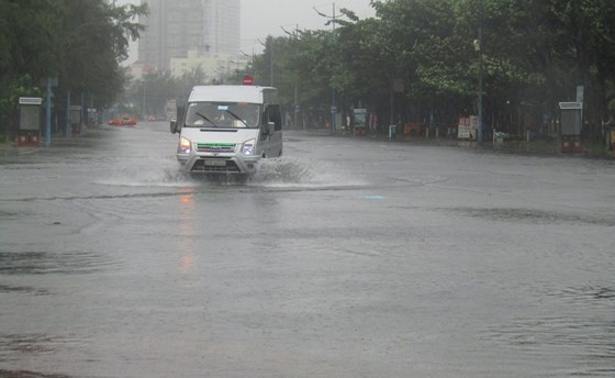 Một số tuyến đường trong TP Vũng Tàu bị ngập do mưa lớn trong sáng 25-11-2018. 