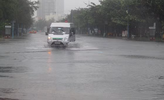 Một số tuyến đường trong TP Vũng Tàu bị ngập do mưa lớn trong sáng 25-11-2018. 