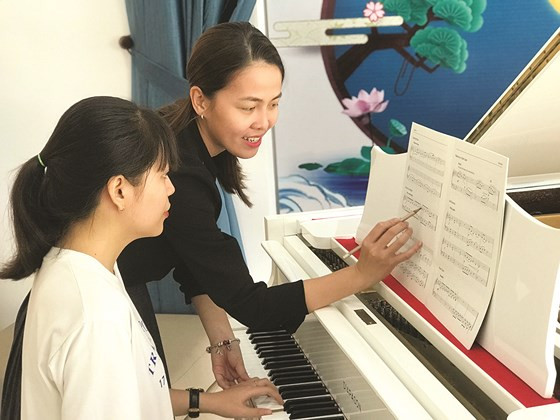  Sinh viên Nguyễn Thy Trang - năm 3 Trường Đại học Sư phạm TPHCM đã kiếm thêm thu nhập để trang trải cuộc sống bằng việc dạy kèm đàn Piano cho những người có nhu cầu. Ảnh: HOÀNG HÙNG