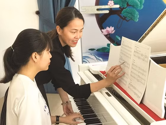  Sinh viên Nguyễn Thy Trang - năm 3 Trường Đại học Sư phạm TPHCM đã kiếm thêm thu nhập để trang trải cuộc sống bằng việc dạy kèm đàn Piano cho những người có nhu cầu. Ảnh: HOÀNG HÙNG