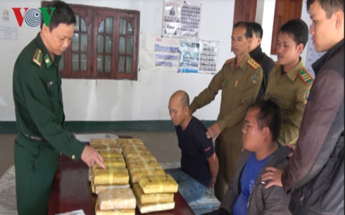 Hai đối tượng bị bắt và tang vật tại cơ quan chức năng.