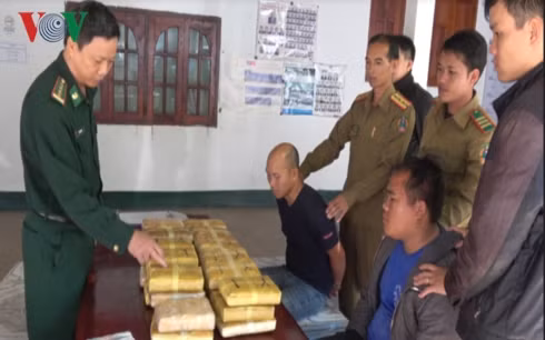 Hai đối tượng bị bắt và tang vật tại cơ quan chức năng.