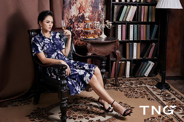 Ngoài vest, những kiểu váy điệu đà vẫn luôn là ưu tiên của phái đẹp. Chị em sẽ thêm nổi bật với chiếc đầm xanh đậm họa tiết floral to bản, phối cùng đôi sandal cao gót quai mảnh. Ngoài vest, những kiểu váy điệu đà vẫn luôn là ưu tiên của phái đẹp. Chị em sẽ thêm nổi bật với chiếc đầm xanh đậm họa tiết floral to bản, phối cùng đôi sandal cao gót quai mảnh.