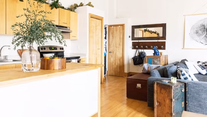 Rương gỗ tận dụng làm bàn trà hoặc bàn đọc sách.