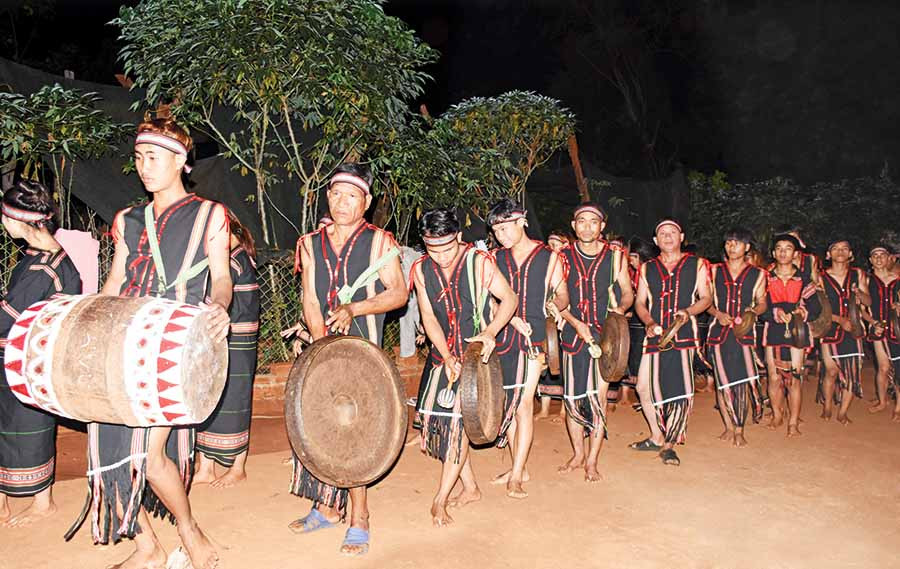 “Ngọn lửa” cồng chiêng làng Hăng Ring được truyền từ đời này sang đời khác. Ảnh: T.D “Ngọn lửa” cồng chiêng làng Hăng Ring được truyền từ đời này sang đời khác. Ảnh: T.D