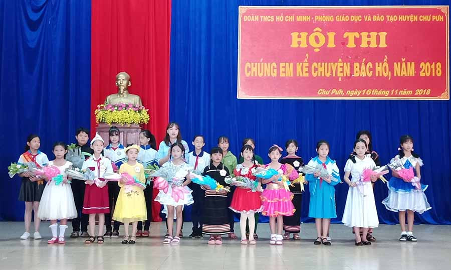  Trao hoa cho các thí sinh hội thi kể chuyện Bác Hồ. Ảnh: Lê Trang