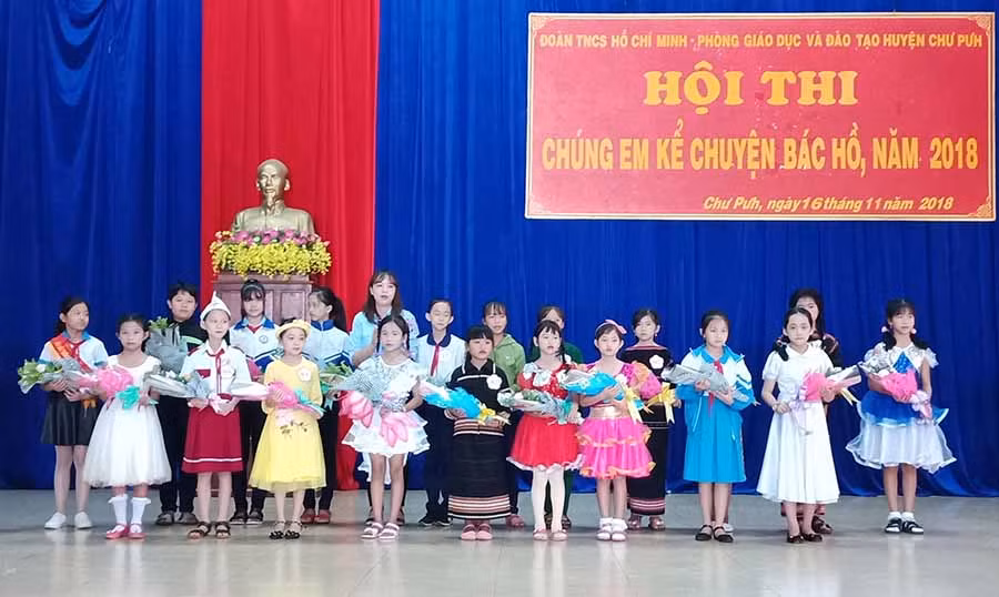  Trao hoa cho các thí sinh hội thi kể chuyện Bác Hồ. Ảnh: Lê Trang