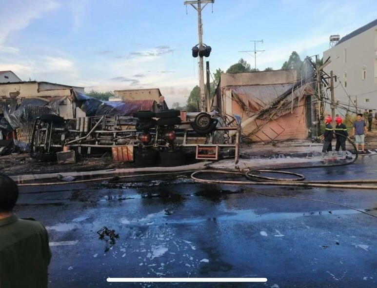  Chiếc xe bồn tông thẳng vào trụ điện và bị cháy rụi cùng 19 căn nhà bên đường. Ảnh: N.T