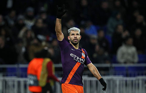 Aguero mừng bàn thắng vào lưới Lyon tối 27/11. Ảnh: PA.
