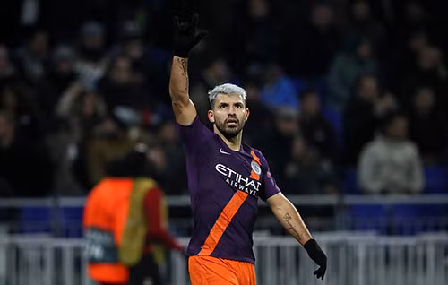 Aguero mừng bàn thắng vào lưới Lyon tối 27/11. Ảnh: PA.