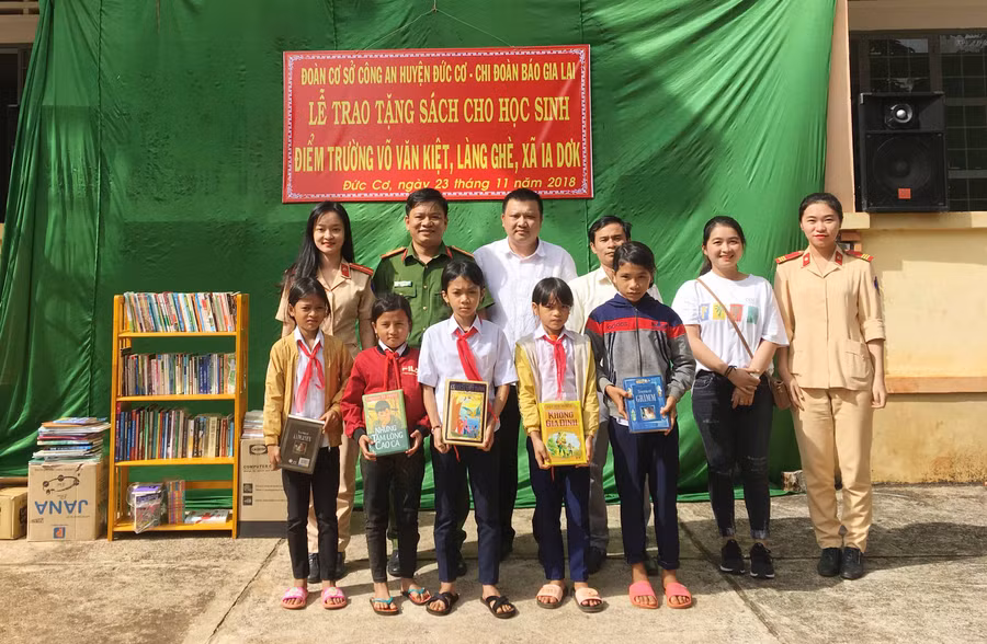 Tủ sách trị giá khoảng 10 triệu đồng với hơn 200 đầu sách phù hợp với lứa tuổi học sinh. Ảnh: P.Linh