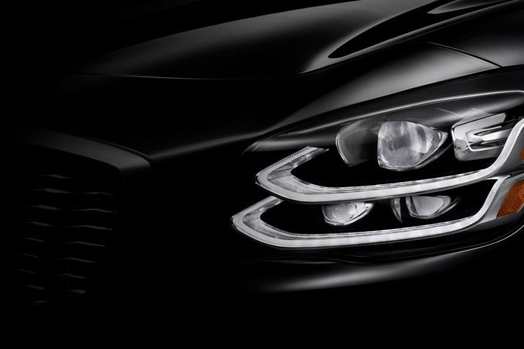 Đầu tiên, hệ thống đèn chiếu sáng trên Kia K900 nổi bật với thiết kế 2 dải đèn LED xếp chồng lên nhau, được áp dụng cho cả đèn pha và đèn hậu. 