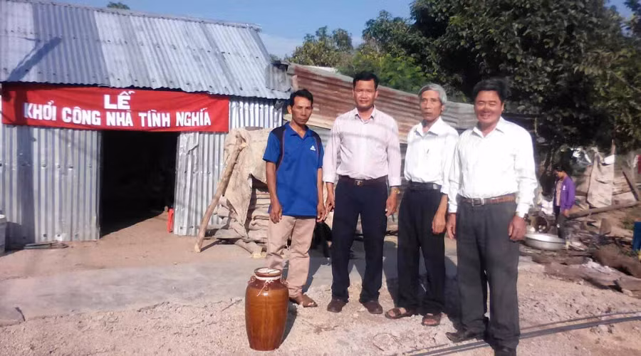 Khởi công xây nhà tình nghĩa cho gia đình bà Siu H'Thoa. Ảnh: Hồng Ngọc