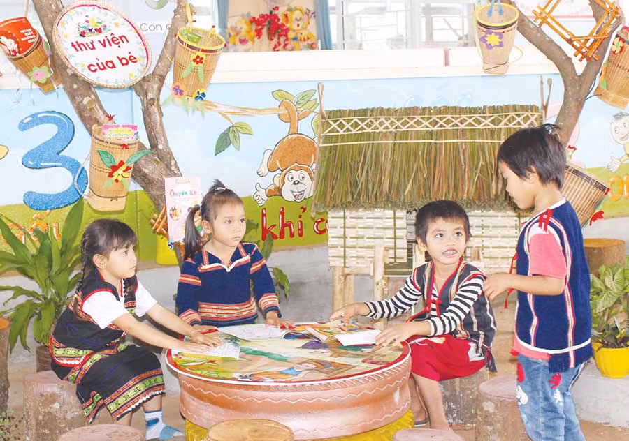  Thư viện thân thiện tại Trường Mẫu giáo Ia Ka (huyện Chư Pah) hỗ trợ tốt cho công tác tăng cường tiếng Việt cho trẻ. Ảnh: N.G