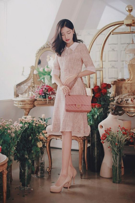 Không khí dịu nhẹ của tiết trời cuối năm là thời điểm lý tưởng để chị em công sở chưng diện các mẫu váy áo mang hơi hướng cổ điển.  Không khí dịu nhẹ của tiết trời cuối năm là thời điểm lý tưởng để chị em công sở chưng diện các mẫu váy áo mang hơi hướng cổ điển.
