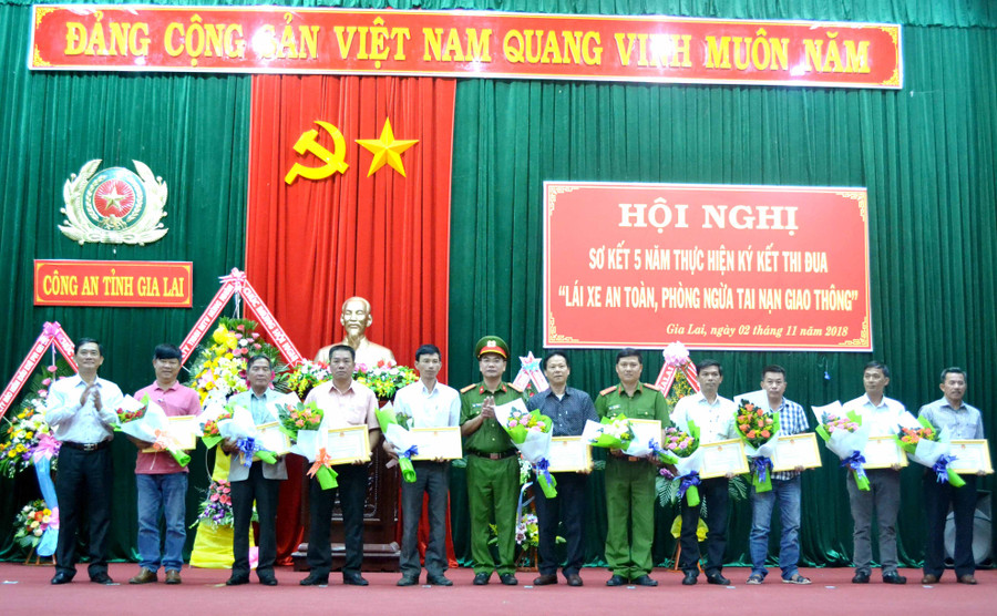 Công an tỉnh Gia Lai khen thưởng 10 tập thể có thành tích xuất sắc trong thực hiện thi đua “Lái xe an toàn, phòng ngừa TNGT” giai đoạn 2013-2018. Ảnh: Lê Hòa