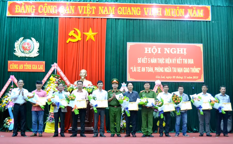 Công an tỉnh Gia Lai khen thưởng 10 tập thể có thành tích xuất sắc trong thực hiện thi đua “Lái xe an toàn, phòng ngừa TNGT” giai đoạn 2013-2018. Ảnh: Lê Hòa