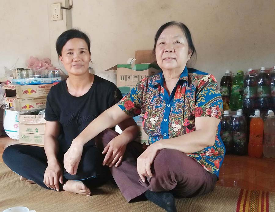  Bà Phan Thị Nguyệt (bên trái) và bà vũ Thị Lý-Chủ tịch Hội Khuyến học huyện Phú Thiện. Ảnh: N.T.M