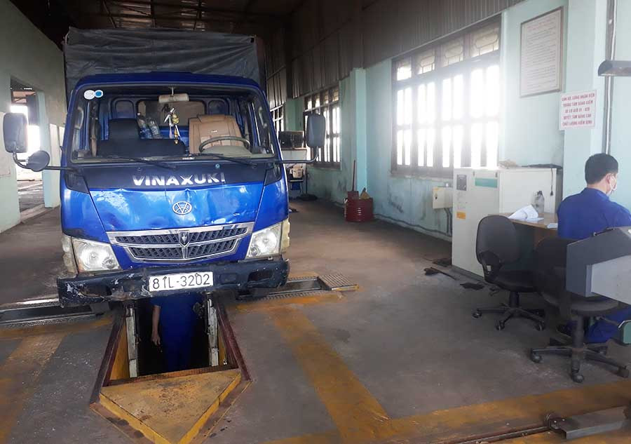 Các trung tâm đăng kiểm sẽ từ chối kiểm định xe ô tô độ thêm đèn chiếu sáng. Ảnh: Ngọc Sang