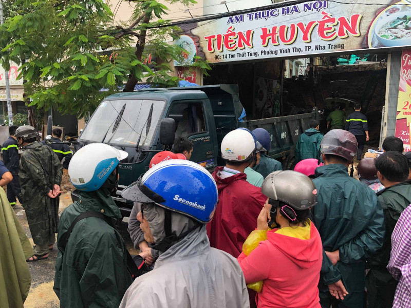 Quán phở Tiến Huyền bị sập tường sau khiến 2 người khách đang ngồi ăn trong quán tử vong. Quán phở Tiến Huyền bị sập tường sau khiến 2 người khách đang ngồi ăn trong quán tử vong.