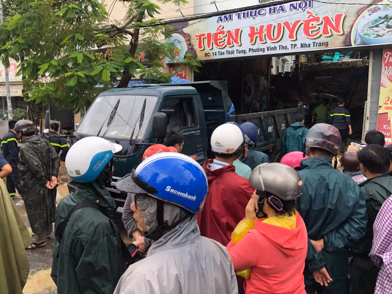 Quán phở Tiến Huyền bị sập tường sau khiến 2 người khách đang ngồi ăn trong quán tử vong.