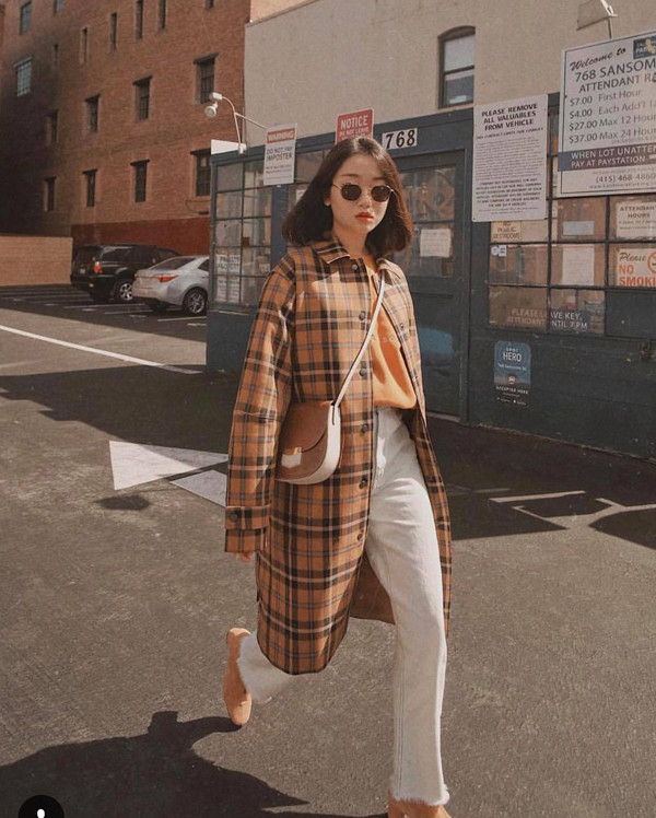  Họa tiết kẻ ca rô không chỉ được dùng để tạo nên các mẫu blazer, suit thanh lịch, chúng còn khiến áo khoác dáng dài thêm phần trẻ trung.