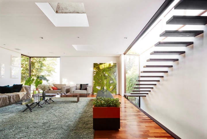 Một phòng khách thứ hai nằm trên lầu, nhìn ra khu vườn nhỏ. Phòng khách ở tầng trên có một loạt các đồ nội thất hiện đại gồm một vài bàn cà phê bằng đá cẩm thạch và gỗ, ghế sofa, ghế tựa..